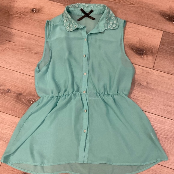 Beautiful sheer sleeveless turquoise button down - Picture 5 of 6